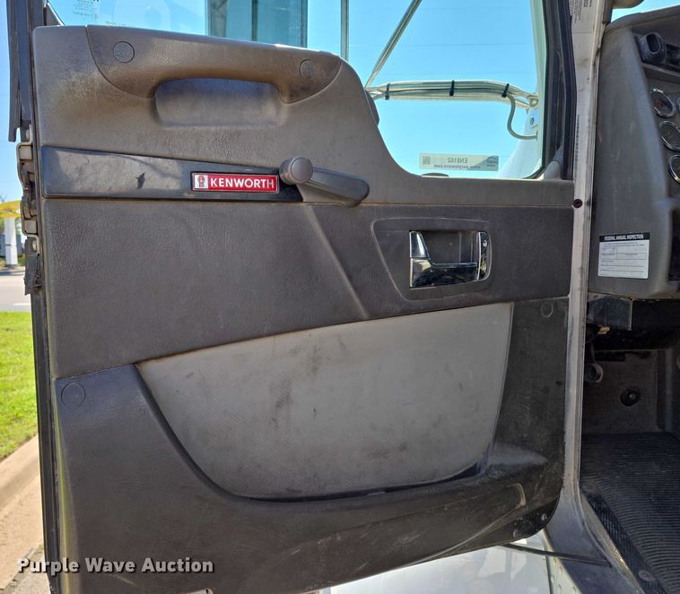 image for item EN8162 2012 Kenworth T370 utility / service truck