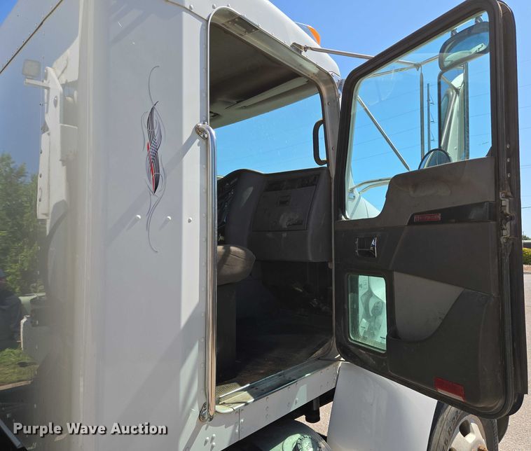 image for item EN8162 2012 Kenworth T370 utility / service truck