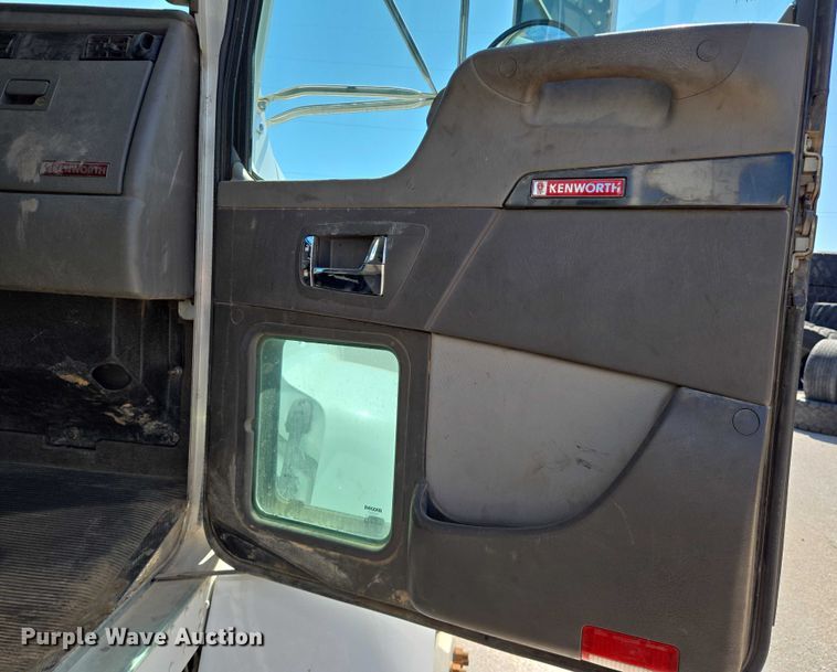 image for item EN8162 2012 Kenworth T370 utility / service truck