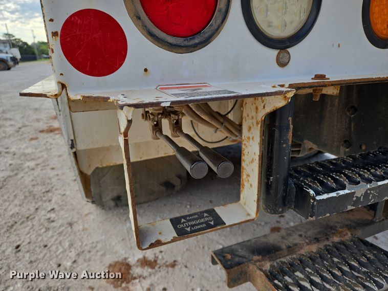 image for item EO0910 2014 Freightliner Business Class M2 digger derrick truck