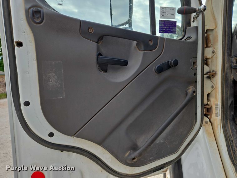 image for item EO0910 2014 Freightliner Business Class M2 digger derrick truck