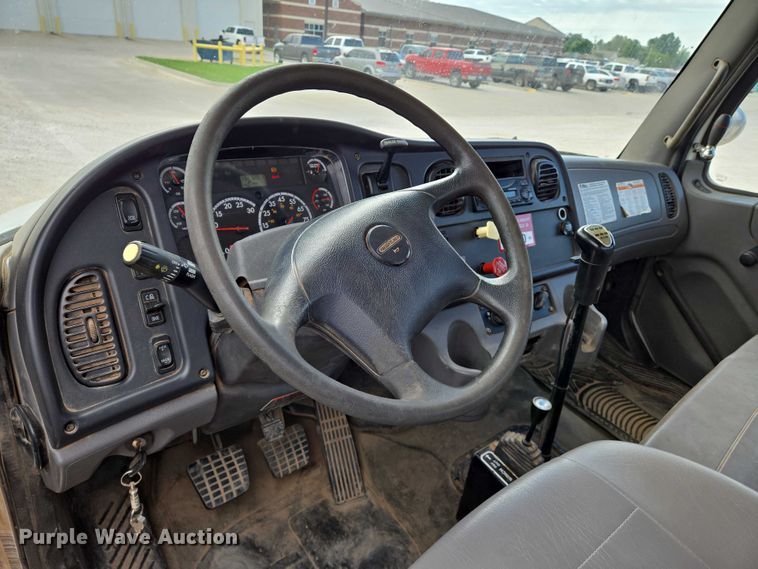 image for item EO0910 2014 Freightliner Business Class M2 digger derrick truck