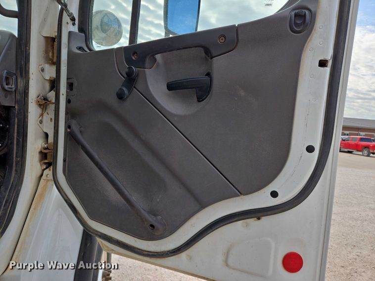 image for item EO0910 2014 Freightliner Business Class M2 digger derrick truck