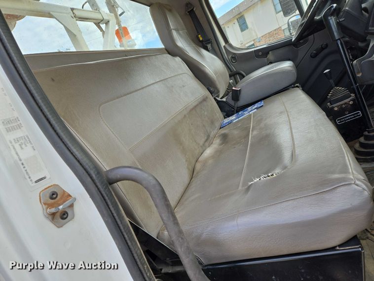 image for item EO0910 2014 Freightliner Business Class M2 digger derrick truck