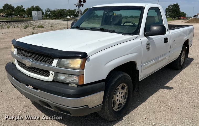 image for item DF8556 2004 Chevrolet Silverado 1500 pickup truck