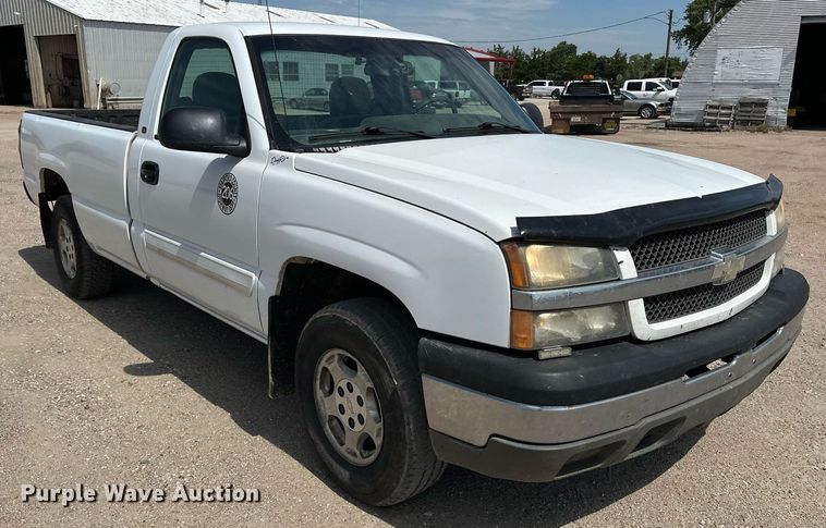 image for item DF8556 2004 Chevrolet Silverado 1500 pickup truck