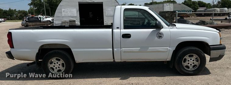 image for item DF8556 2004 Chevrolet Silverado 1500 pickup truck