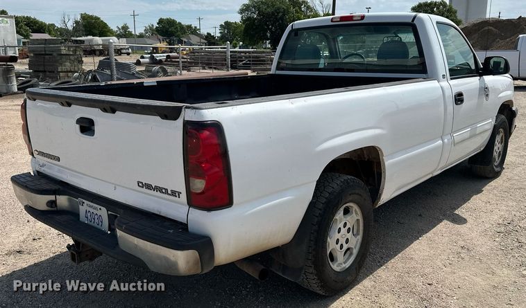 image for item DF8556 2004 Chevrolet Silverado 1500 pickup truck