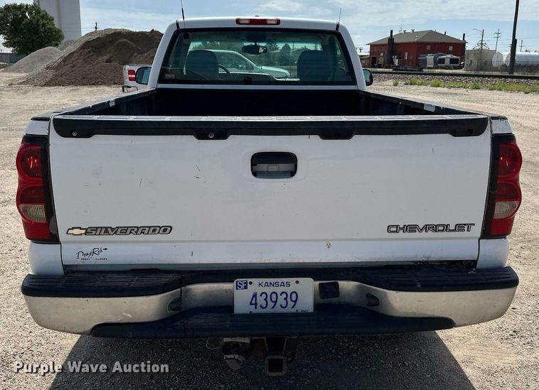 image for item DF8556 2004 Chevrolet Silverado 1500 pickup truck