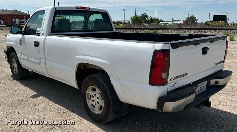 image for item DF8556 2004 Chevrolet Silverado 1500 pickup truck
