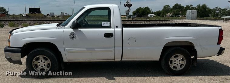 image for item DF8556 2004 Chevrolet Silverado 1500 pickup truck