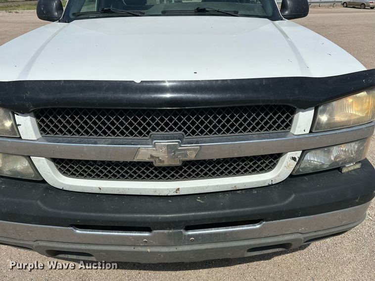 image for item DF8556 2004 Chevrolet Silverado 1500 pickup truck