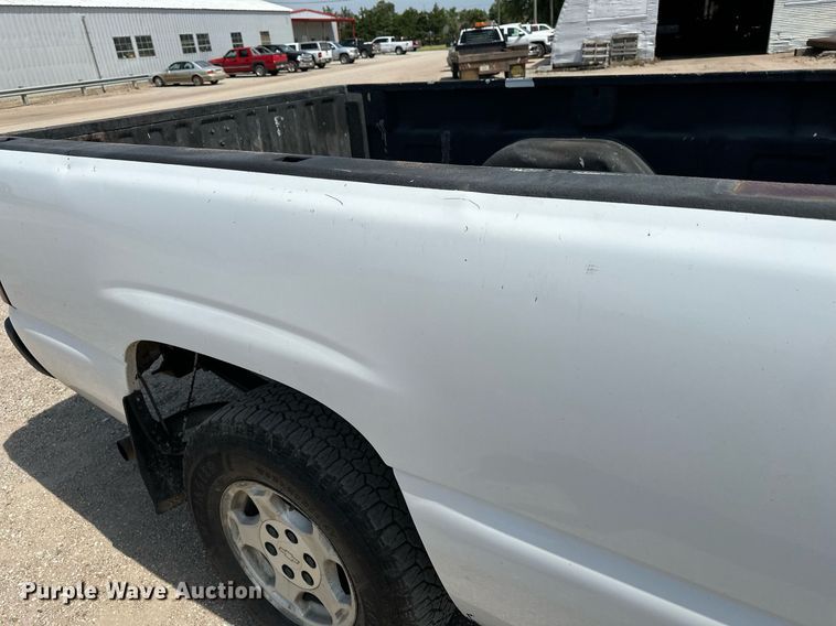 image for item DF8556 2004 Chevrolet Silverado 1500 pickup truck