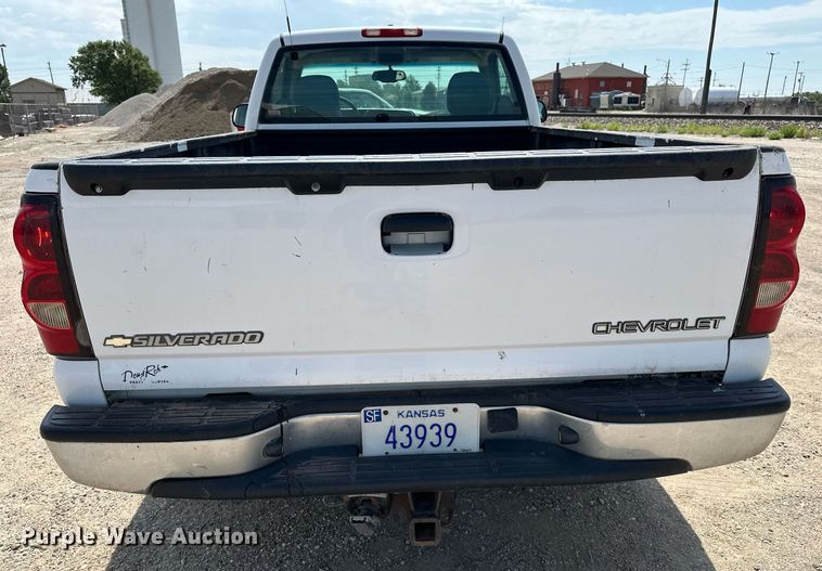 image for item DF8556 2004 Chevrolet Silverado 1500 pickup truck