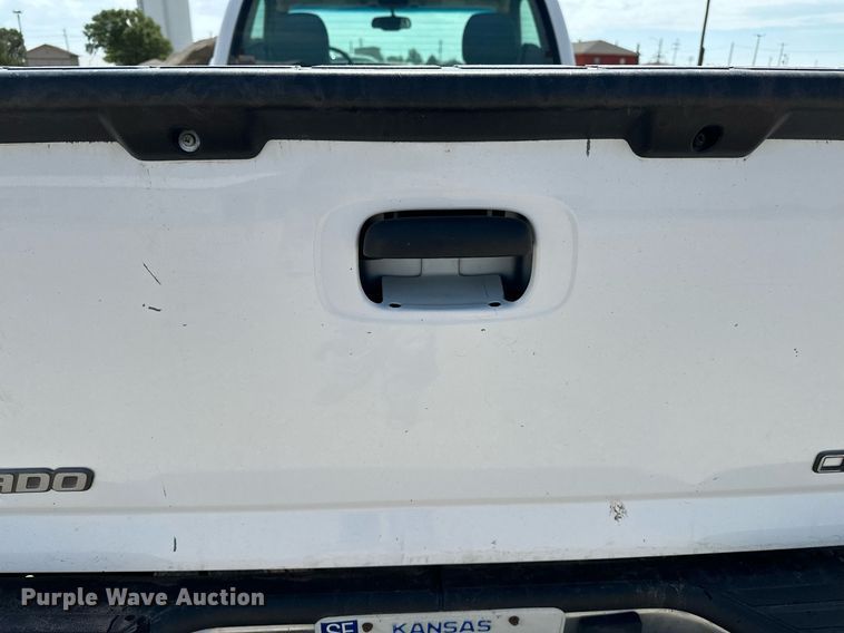 image for item DF8556 2004 Chevrolet Silverado 1500 pickup truck