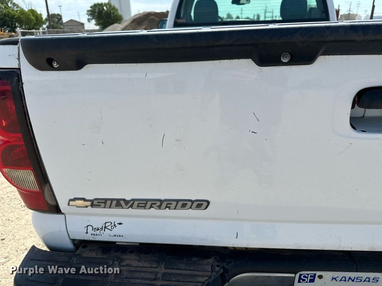 image for item DF8556 2004 Chevrolet Silverado 1500 pickup truck