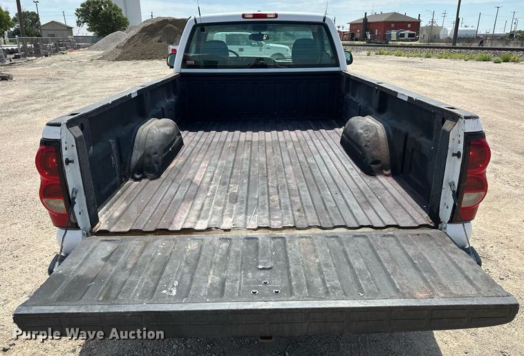 image for item DF8556 2004 Chevrolet Silverado 1500 pickup truck