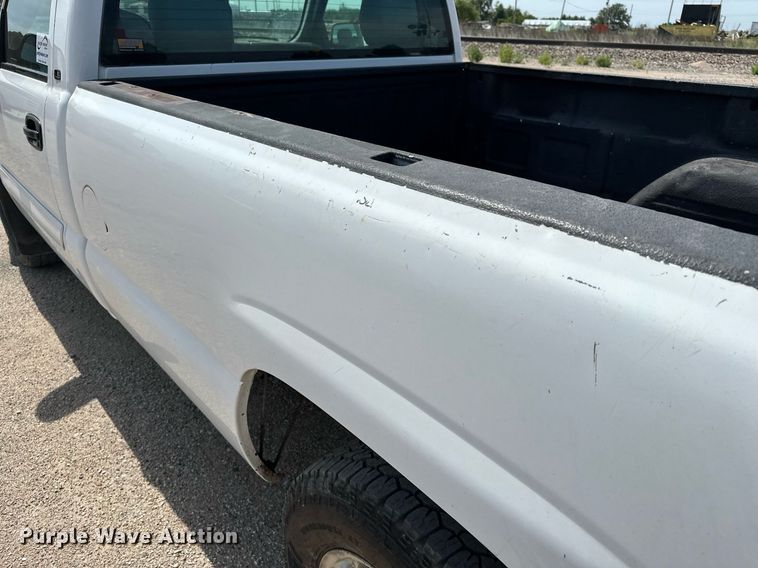 image for item DF8556 2004 Chevrolet Silverado 1500 pickup truck