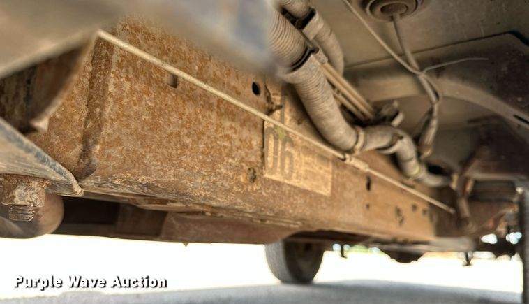 image for item DF8556 2004 Chevrolet Silverado 1500 pickup truck