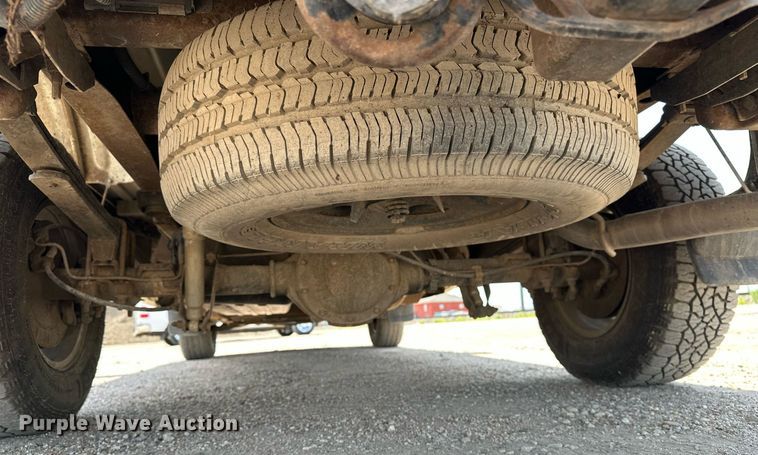 image for item DF8556 2004 Chevrolet Silverado 1500 pickup truck