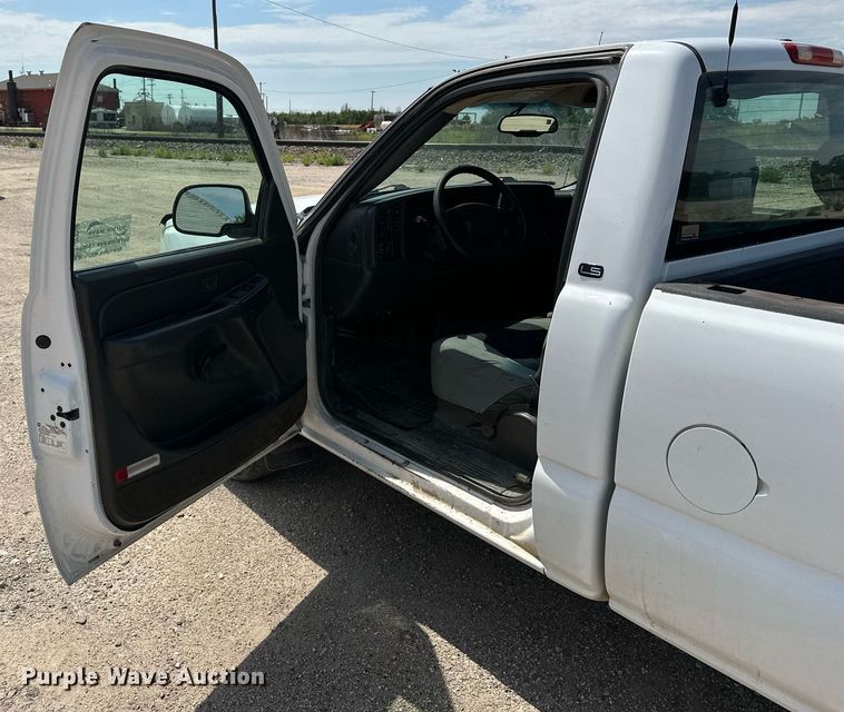 image for item DF8556 2004 Chevrolet Silverado 1500 pickup truck