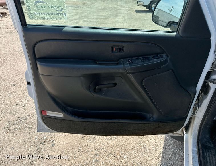 image for item DF8556 2004 Chevrolet Silverado 1500 pickup truck