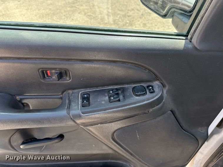 image for item DF8556 2004 Chevrolet Silverado 1500 pickup truck