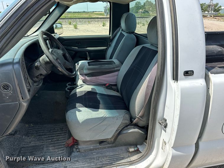 image for item DF8556 2004 Chevrolet Silverado 1500 pickup truck