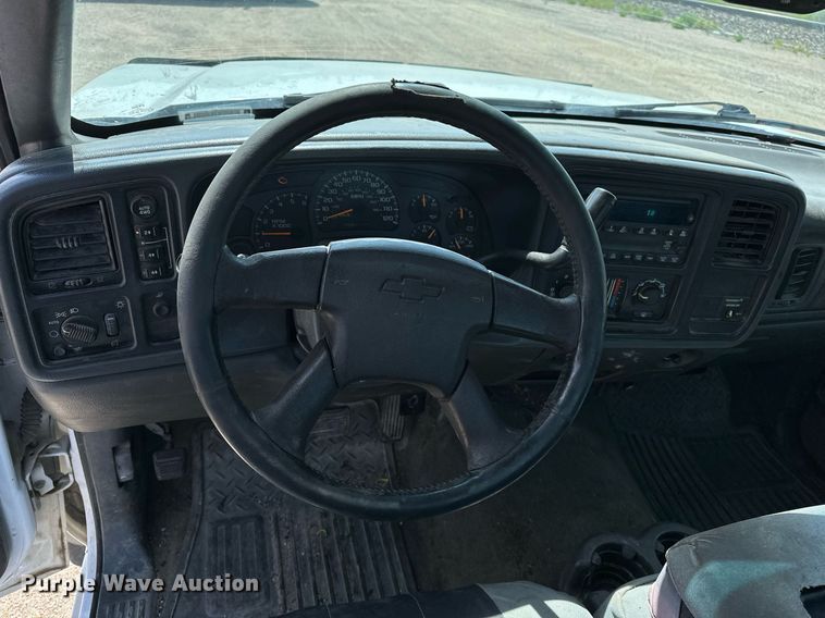 image for item DF8556 2004 Chevrolet Silverado 1500 pickup truck