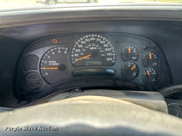 image for item DF8556 2004 Chevrolet Silverado 1500 pickup truck