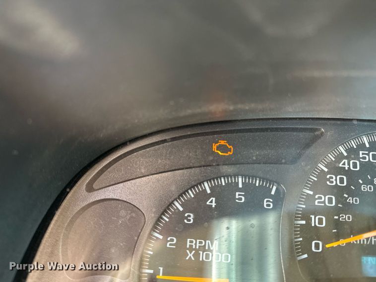 image for item DF8556 2004 Chevrolet Silverado 1500 pickup truck