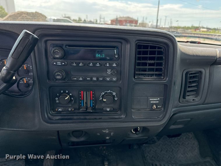 image for item DF8556 2004 Chevrolet Silverado 1500 pickup truck