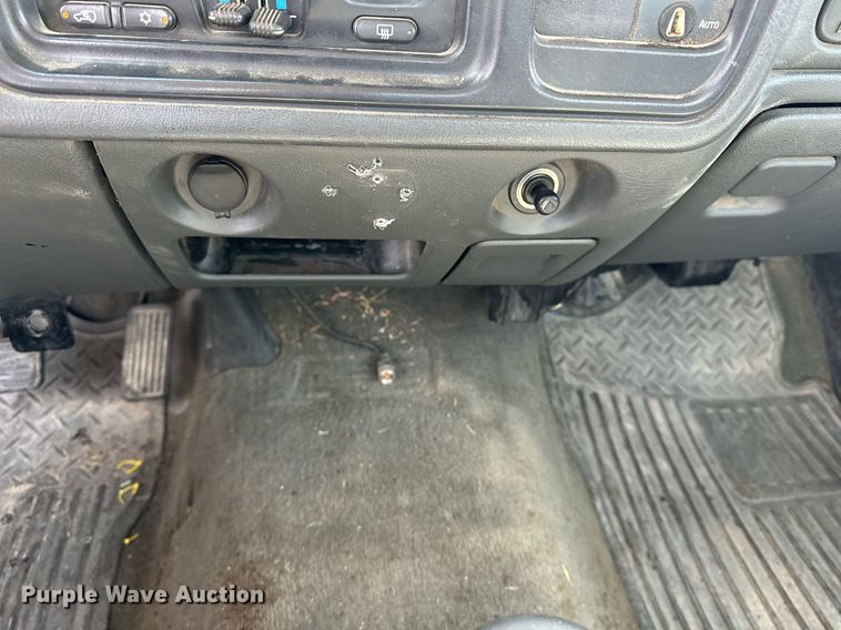 image for item DF8556 2004 Chevrolet Silverado 1500 pickup truck