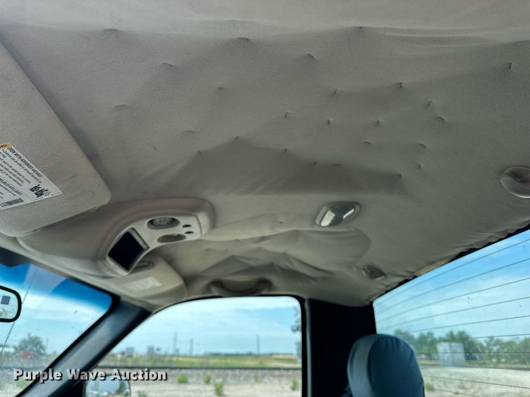 image for item DF8556 2004 Chevrolet Silverado 1500 pickup truck