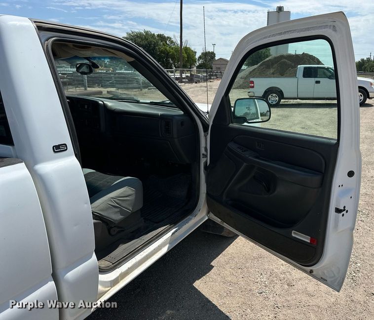 image for item DF8556 2004 Chevrolet Silverado 1500 pickup truck