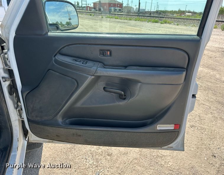 image for item DF8556 2004 Chevrolet Silverado 1500 pickup truck