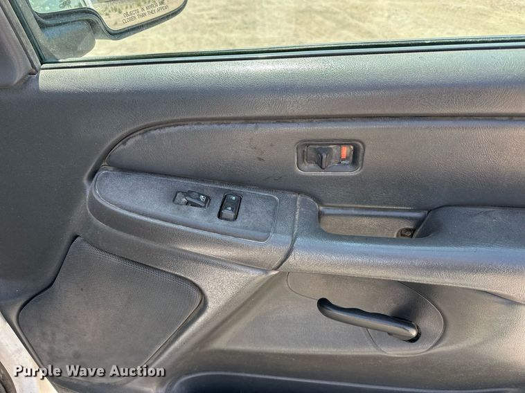 image for item DF8556 2004 Chevrolet Silverado 1500 pickup truck