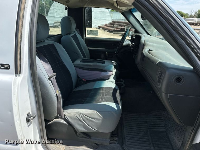 image for item DF8556 2004 Chevrolet Silverado 1500 pickup truck