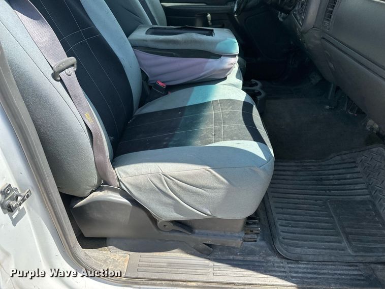 image for item DF8556 2004 Chevrolet Silverado 1500 pickup truck