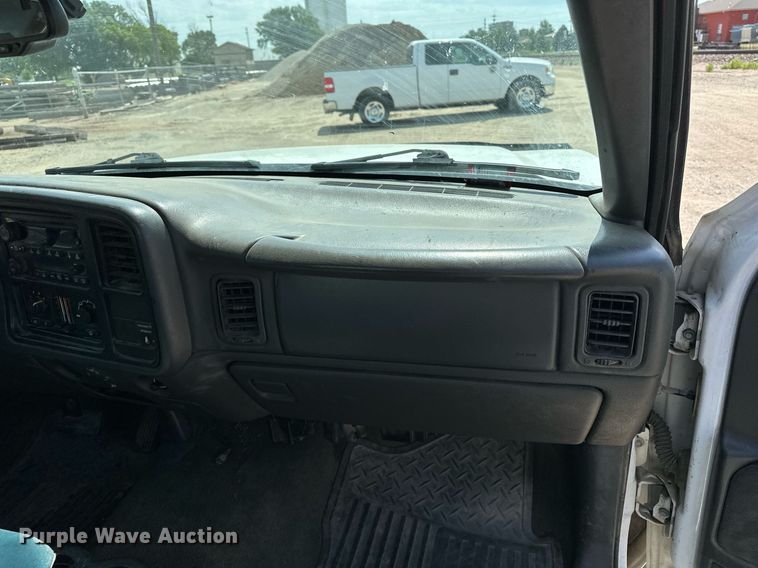 image for item DF8556 2004 Chevrolet Silverado 1500 pickup truck