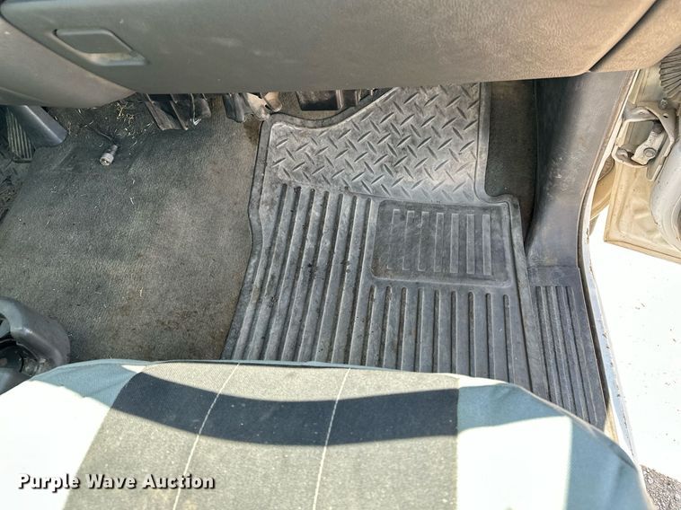 image for item DF8556 2004 Chevrolet Silverado 1500 pickup truck