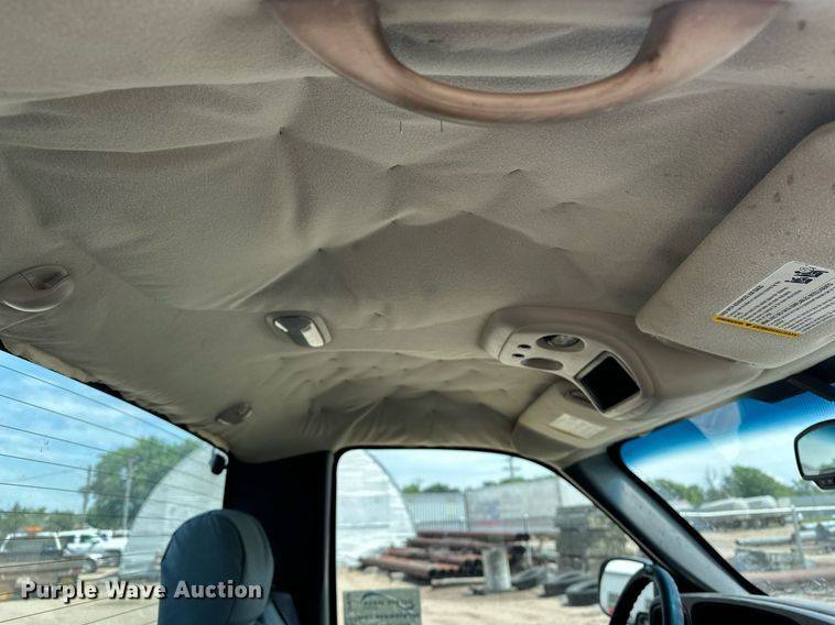 image for item DF8556 2004 Chevrolet Silverado 1500 pickup truck