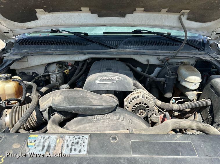 image for item DF8556 2004 Chevrolet Silverado 1500 pickup truck