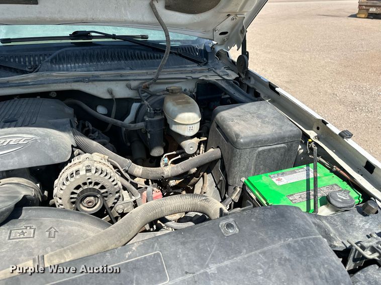 image for item DF8556 2004 Chevrolet Silverado 1500 pickup truck