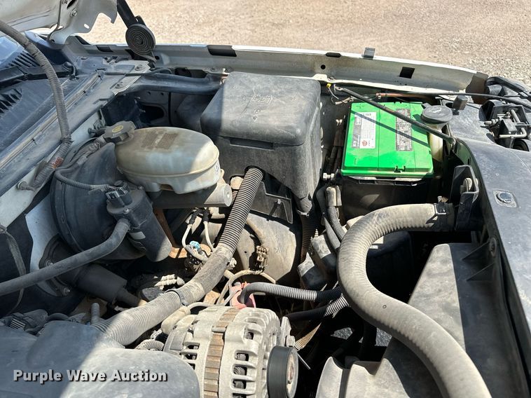 image for item DF8556 2004 Chevrolet Silverado 1500 pickup truck