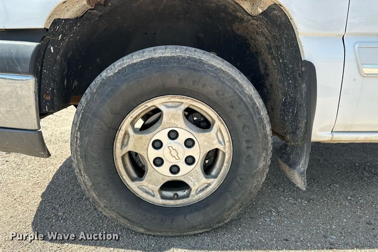 image for item DF8556 2004 Chevrolet Silverado 1500 pickup truck