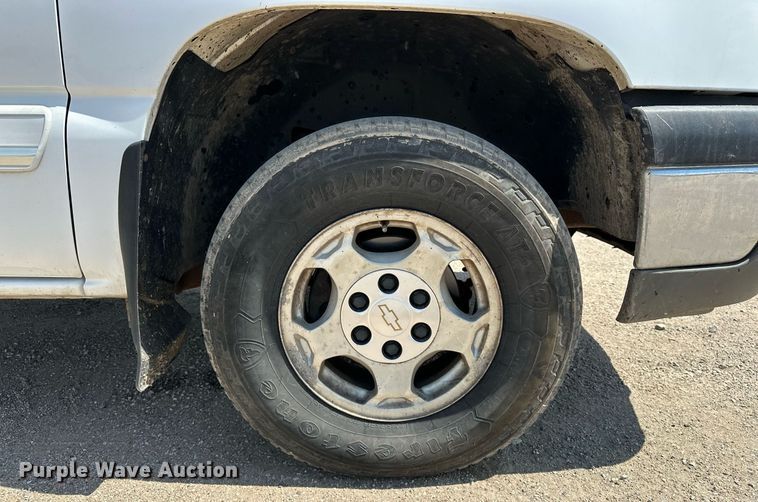 image for item DF8556 2004 Chevrolet Silverado 1500 pickup truck