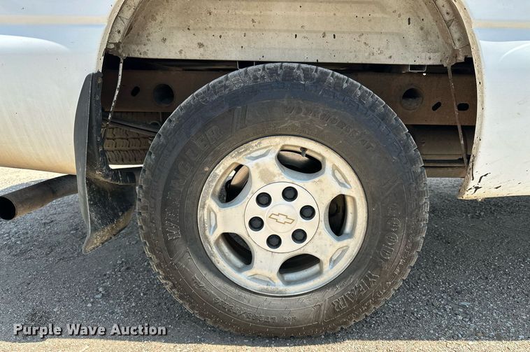 image for item DF8556 2004 Chevrolet Silverado 1500 pickup truck