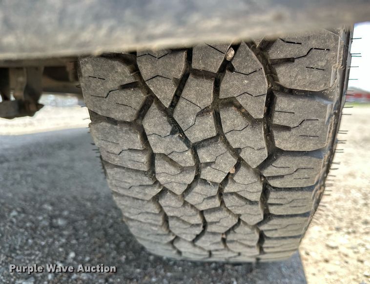 image for item DF8556 2004 Chevrolet Silverado 1500 pickup truck