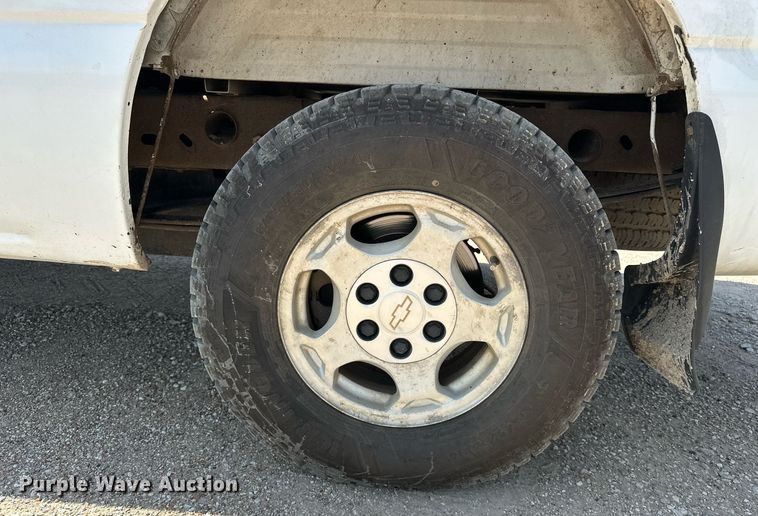 image for item DF8556 2004 Chevrolet Silverado 1500 pickup truck